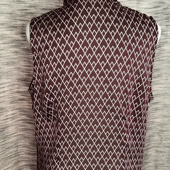 NEW YORK AND COMPANY MAROON & WHITE SLEEVELESS TOP - Picture 2 of 8